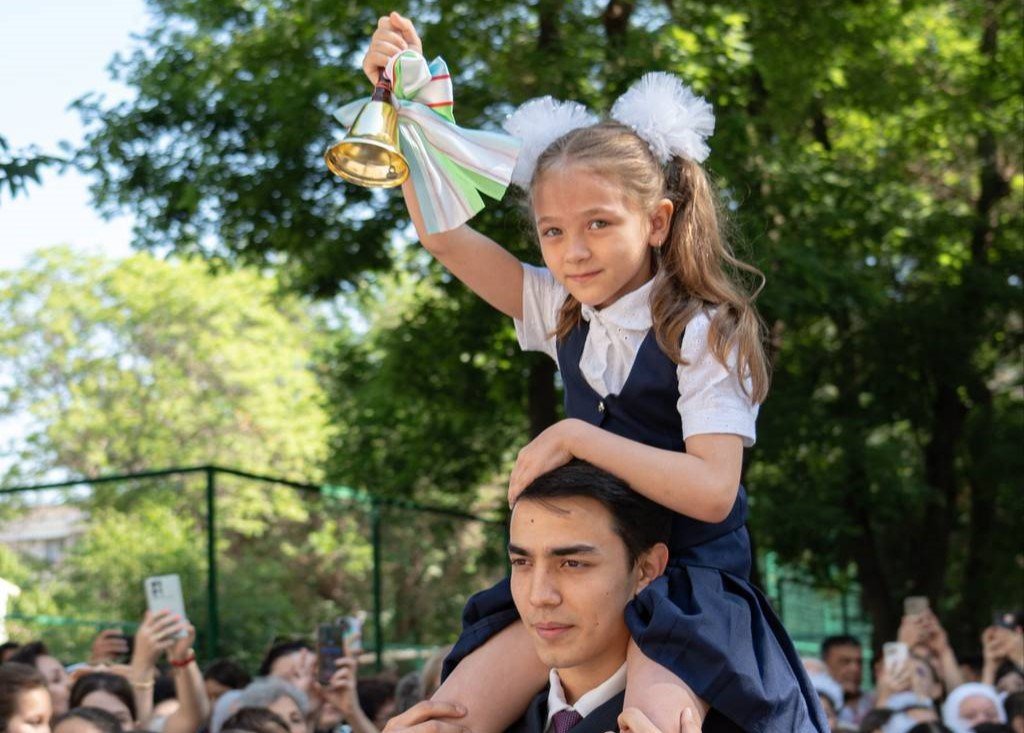 Шавкат Мирзиёев поздравил выпускников школ с «Последним звонком»