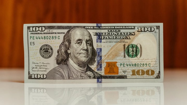 В Узбекистане курс доллара продолжает длительное падение