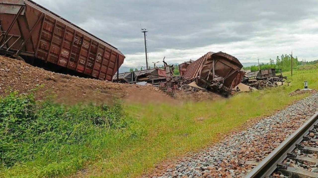 В Ташобласти грузовой поезд сошёл с рельсов — видео