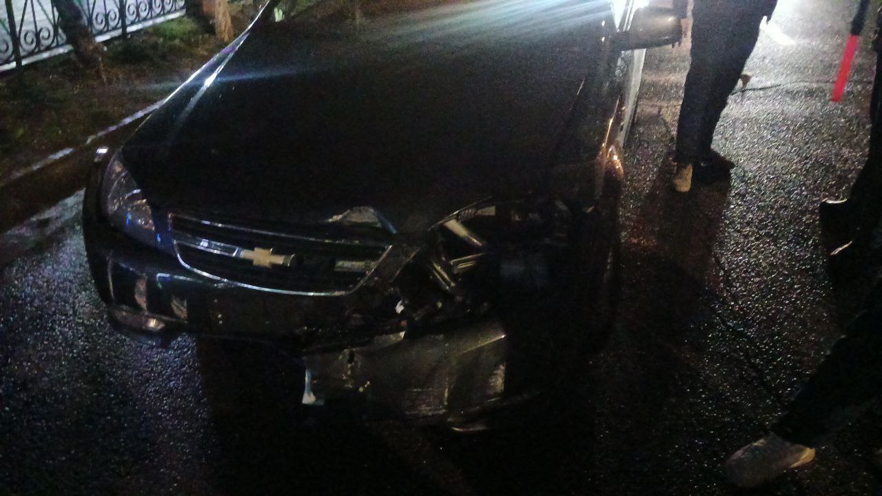 В Чиланзарском районе водитель автомобиля «Lacetti» не справился с управлением и столкнулся с забором