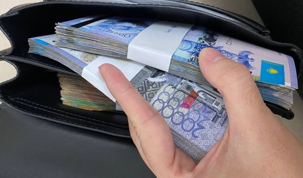 В Узбекистане вновь подорожали все иностранные валюты, кроме тенге