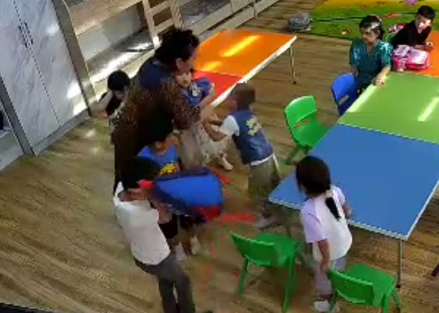 В одном из детсадов Андижана воспитательница ударила ребёнка — видео