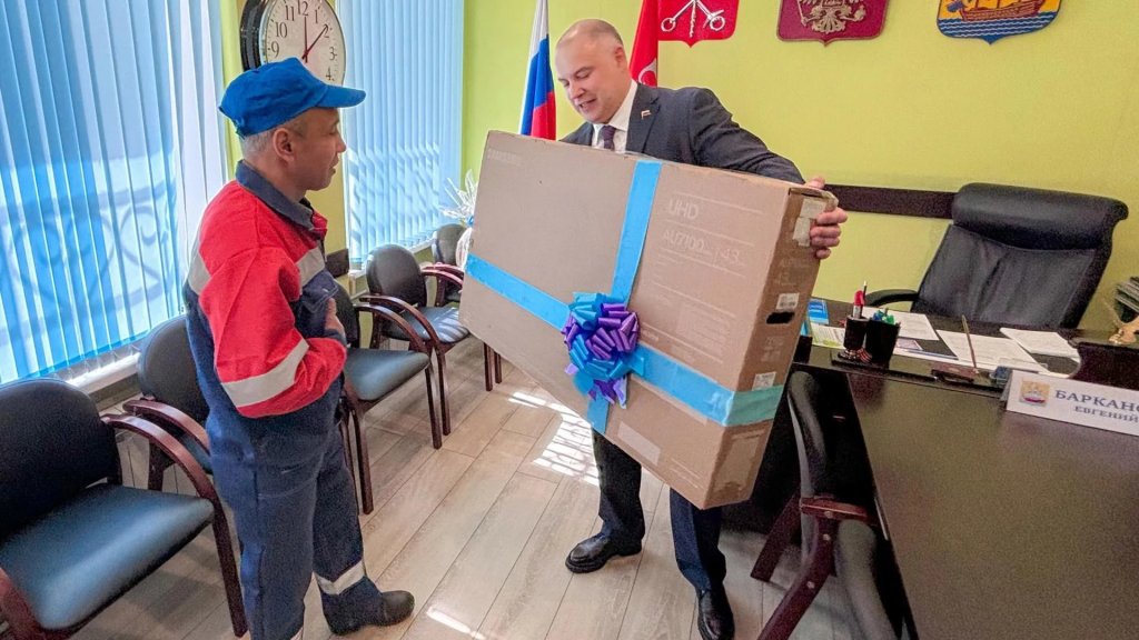 В Санкт-Петербурге отблагодарили узбекистанца, спасшего людей из пожара