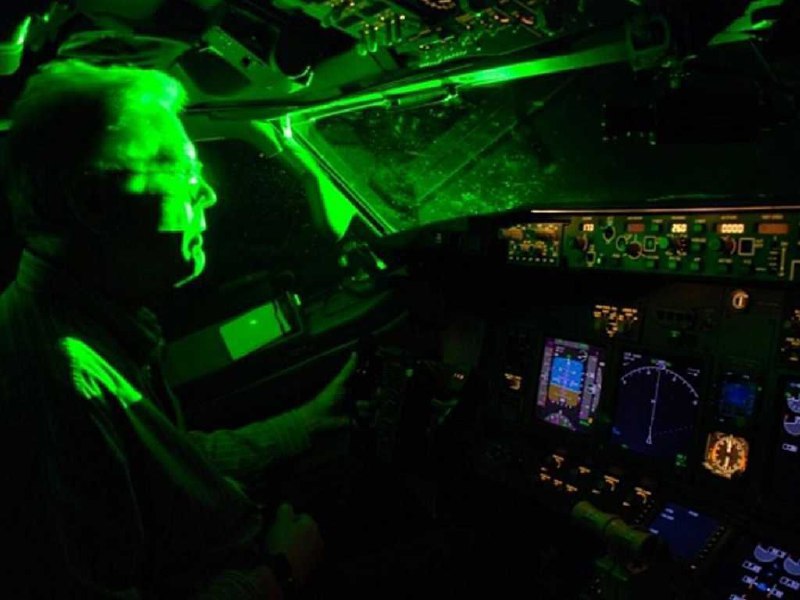 В Узбекистане участились случаи создания помех при посадке и взлёте самолётов лазерными лучами