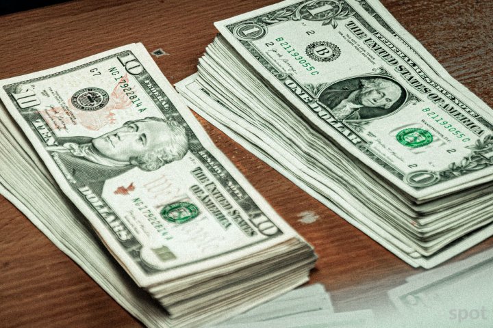 В Узбекистане пятый день подряд падает курс доллара