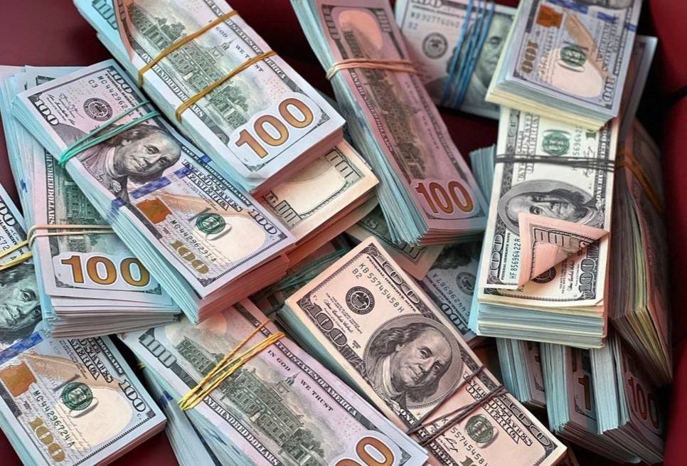 В Узбекистане курс доллара вновь перевалил за 12 700 сумов