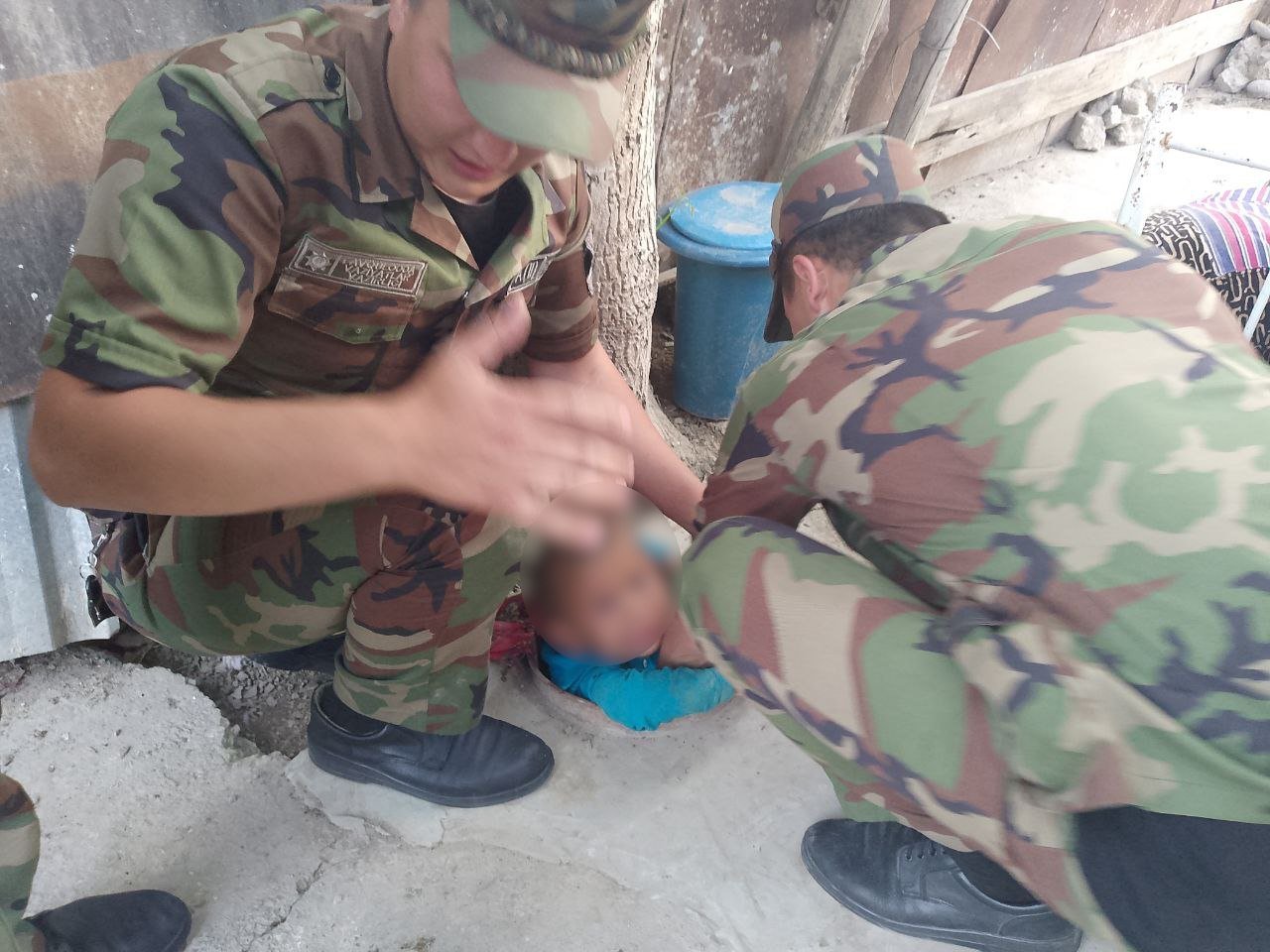 В Ташобласти спасли ребёнка, застрявшего в трубе