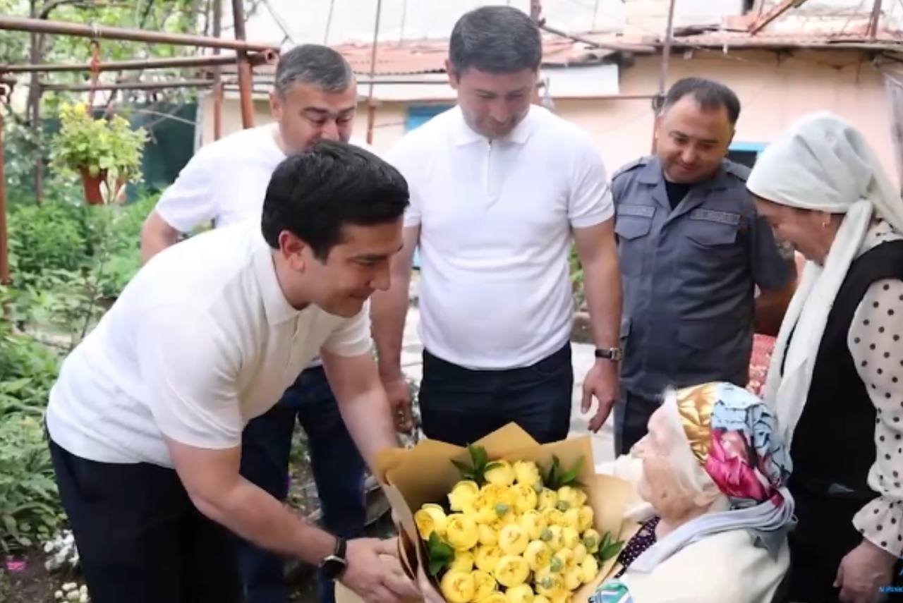 Хоким Мирабадского района подарил ветерану слуховой аппарат и стиральную машину — видео