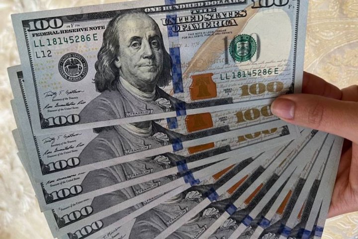 В Узбекистане третий день подряд падает курс доллара