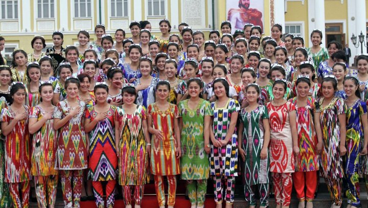 В Таджикистане разрешили носить только национальную одежду