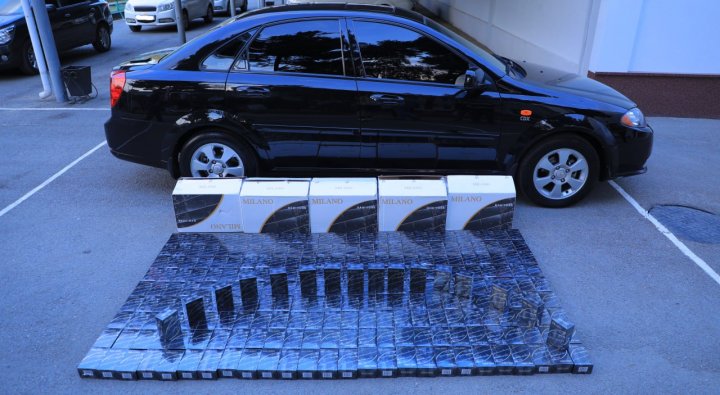 В Фергане выявили автомобиль, в котором перевозили контрабандные сигареты