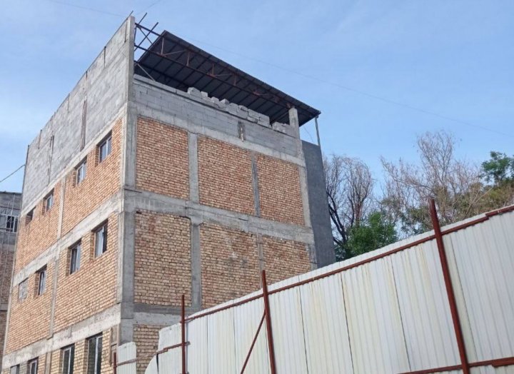 В Сергелийском районе строительная компания незаконно построила этаж на крыше 3-этажного здания