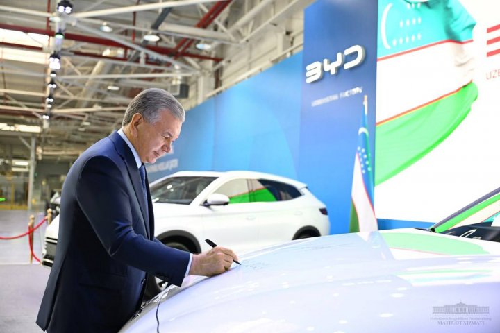 Шавкат Мирзиёев оставил автограф на отечественном BYD