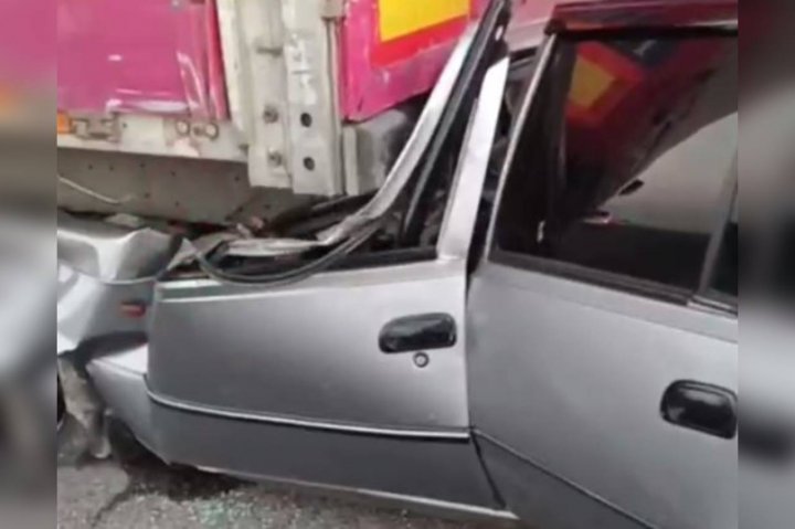 В Сырдарье водитель Nexia уснул за рулём и врезался в грузовик — видео