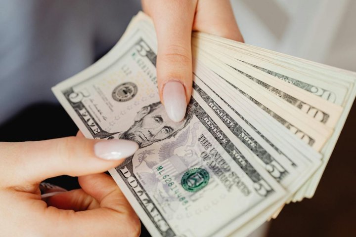 Стало известно о мнении узбекистанцев по поводу падения доллара