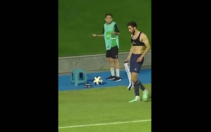 Узбекского футболиста возненавидели за его действия в отношении болл-боя — видео