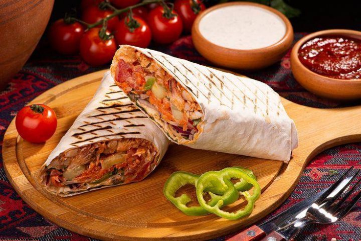 Российский депутат предложил на законодательном уровне запретить майонез в шаурме