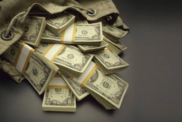 В Узбекистане продолжает дешеветь доллар