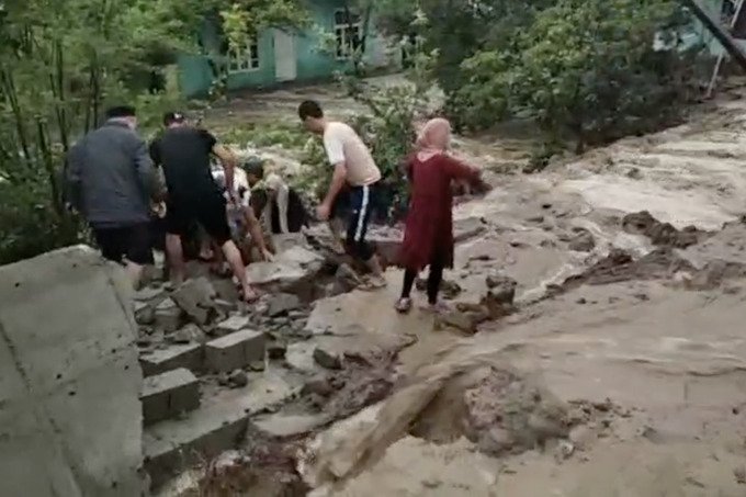 В Намангане при сходе селя на двух девушек обрушилась стена дома: одна из них погибла — видео