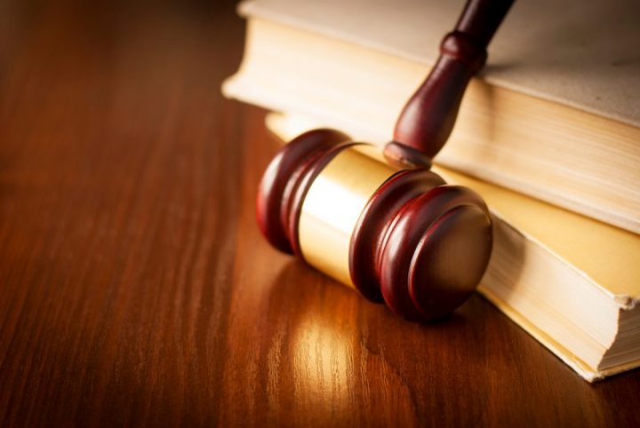 В Нукусе инспектор профилактики обокрал пенсионера и присвоил его квартиру, но суд признал его невиновным по ряду статей УК РУз