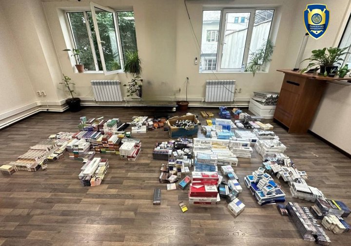 В Учтепинском районе задержали двух мужчин, которые торговали контрабандными сигаретами