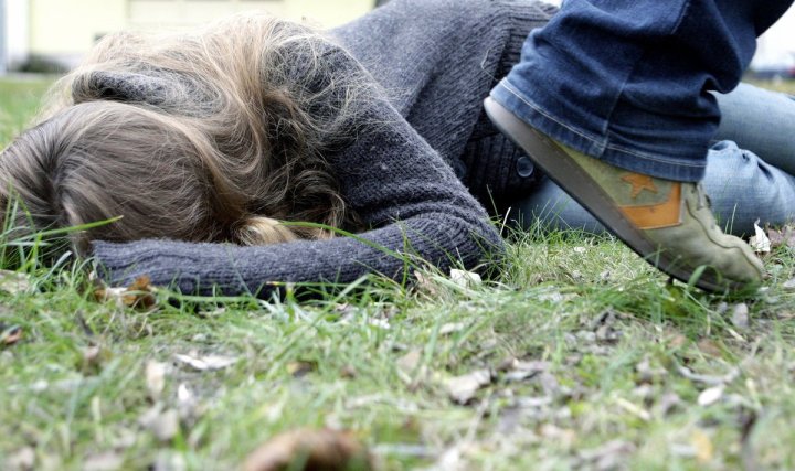 В России узбекистанцы устроили групповое изнасилование девушки, перед этим избив её парня