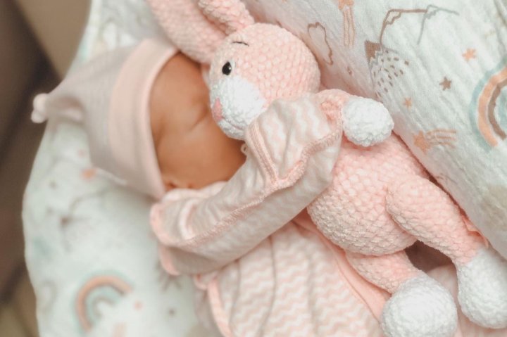 В Карши вынесли приговор родителям, пытавшимся продать новорожденную дочь за 190 млн сумов, чтобы купить дом