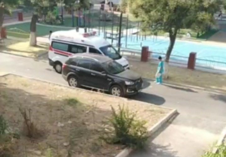 В Ташкенте скорая помощь не смогла проехать из-за водителя Captiva