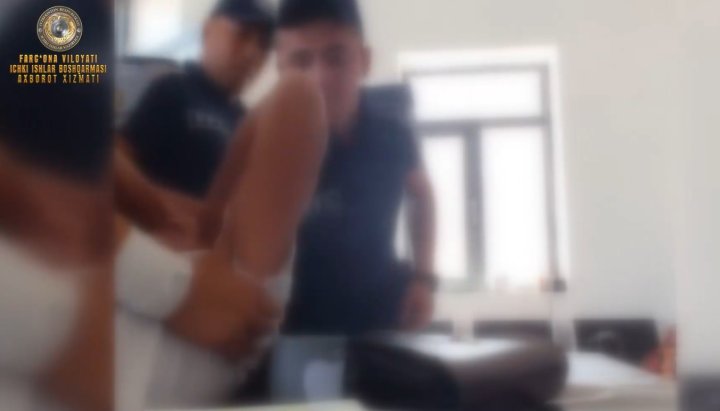 В Риштане мужчина потерял сознание в опорном пункте ОВД, он пытался наехать на граждан и сотрудников ОВД