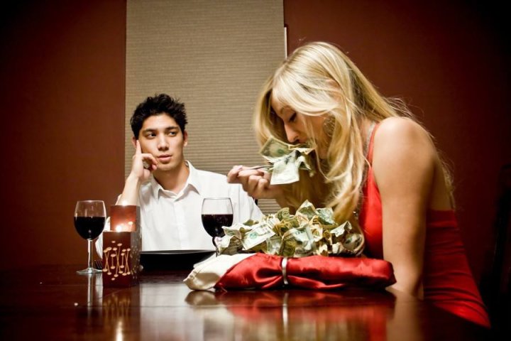 Блогер заявил, что в Узбекистане позволить себе встречаться с девушкой может только очень богатый мужчина — видео