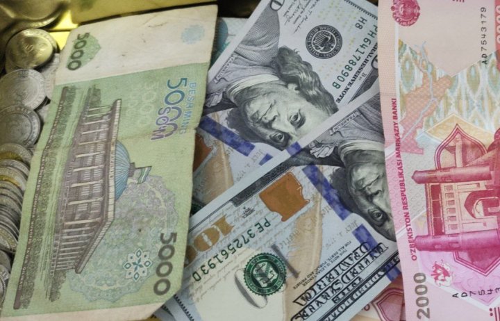 В Узбекистане доллар после непродолжительного роста, вновь упал