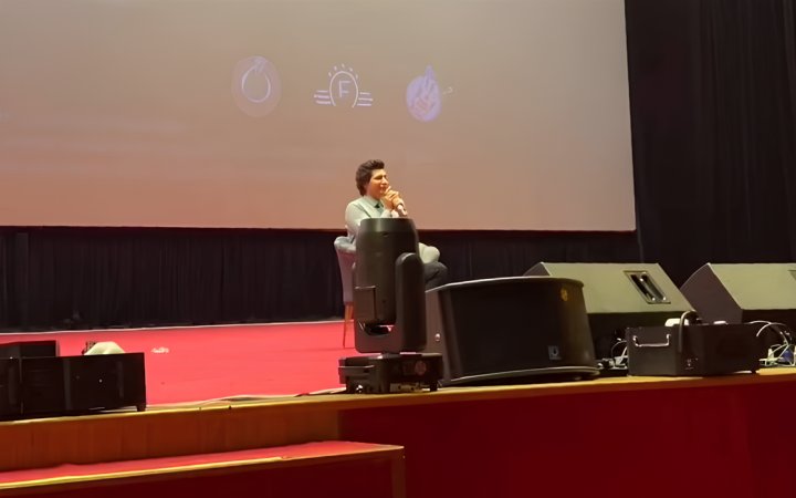 Узбекский певец Зохид Рихсиев впервые после серьезного ДТП выступил на сцене