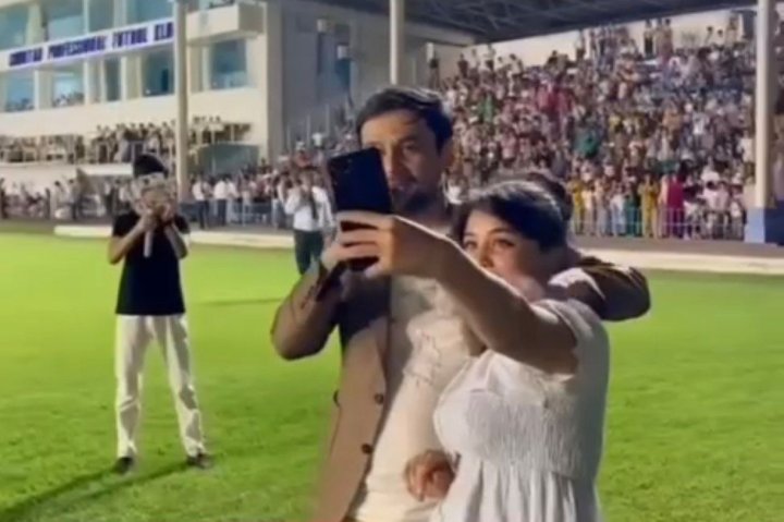 Узбекский певец попал в неловкую ситуацию с поклонницей на концерте