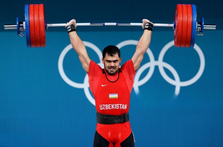 Узбекский тяжелоатлет Акбар Джураев завоевал серебряную медаль на Олимпиаде