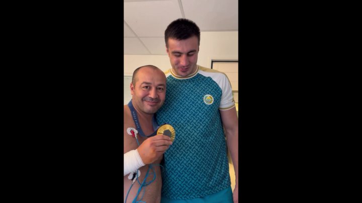 Узбекский боксер Баходир Жалолов снял видео из больницы, где лечится его тренер, перенесший сердечный приступ