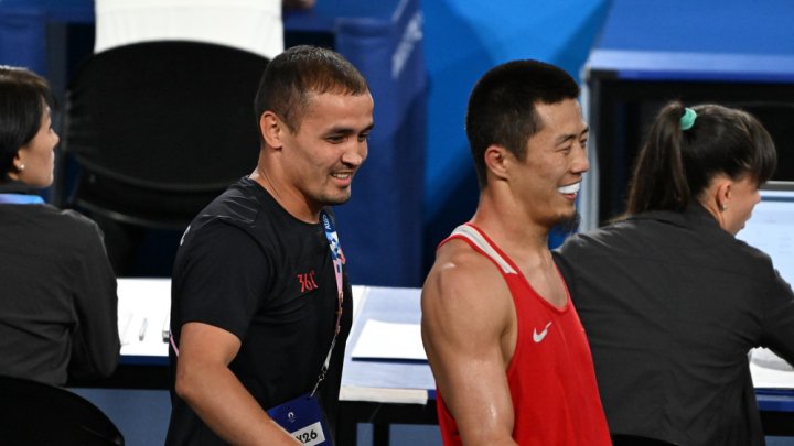 Узбекского тренера наградили за поддержку кыргызского боксера на Олимпиаде