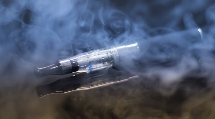 В Ташкентской области задержали двух граждан, которые торговали электронными сигаретами