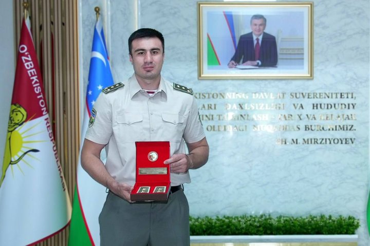 Узбекские боксеры Баходир Джалолов и Хасанбой Дусматов получили звание подполковника