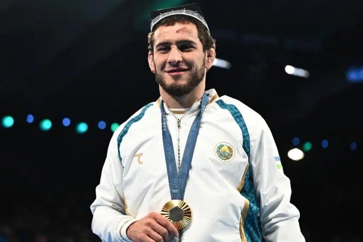 Олимпийскому чемпиону из Узбекистана вручили на родине более $50 тыс