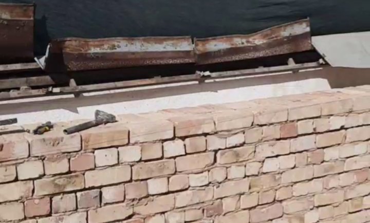 В Мирабадском районе сосед разрушает дом мужчины