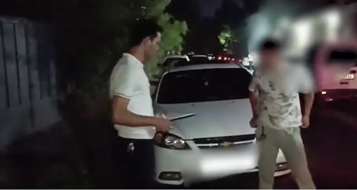 В Намангане сотрудник кафе пытался проучить клиентов, незаплативших по счёту - видео