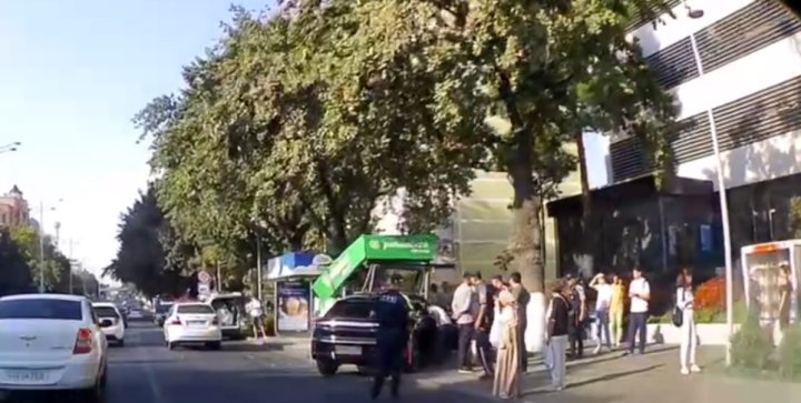 В Ташкенте водитель автомобиля «Zeekr» врезался в автобусную остановку