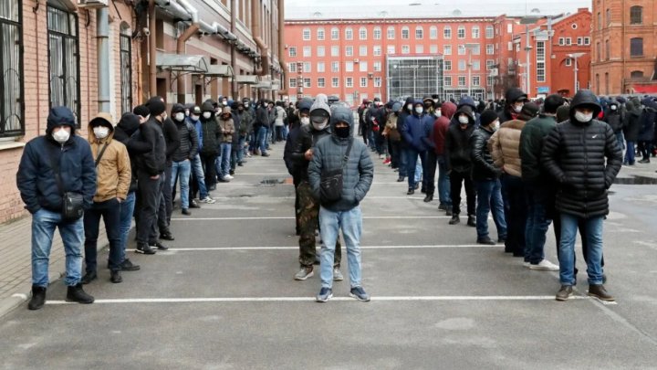 Власти РФ обсуждают амнистию для мигрантов