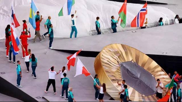 Кто пронёс флаг Узбекистана на торжественной церемонии закрытия ОИ-2024? — видео
