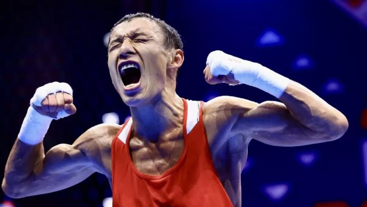 Узбекский боксёр Нодиржон Мирзахмедов проиграл казахстанцу