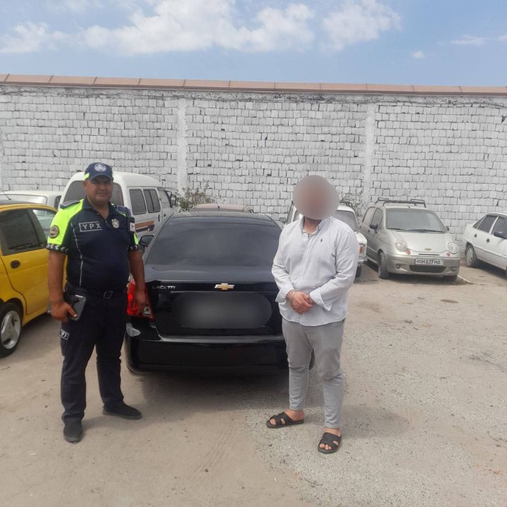 В Самарканде водитель автомобиля «Gentra», стоя на светофоре, снял номерные знаки - видео