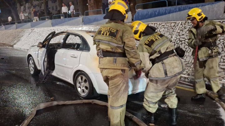 На улице Махтумкули в Ташкенте загорелся автомобиль «Lacetti»