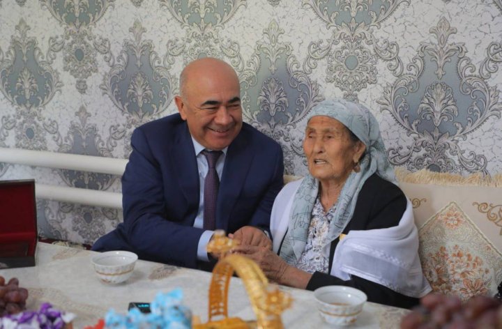 В Ташобласти 107-летней пенсионерке вручили медаль