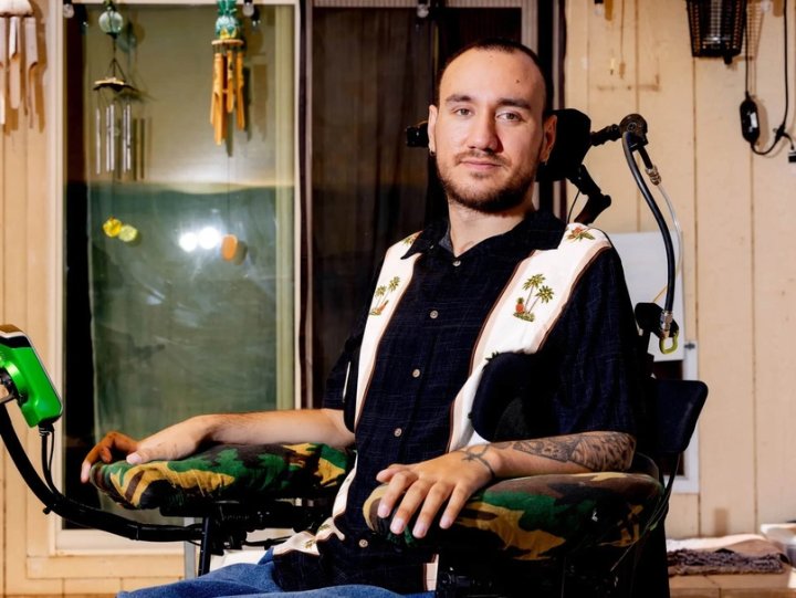 Первый пациент с имплантом Neuralink рассказал о своей жизни после операции