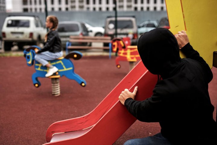 В России задержали узбекистанца, который надругался над детьми на детской площадке